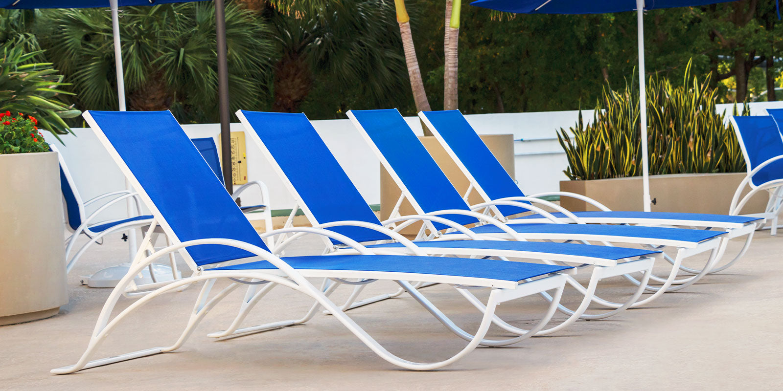 DecoScape Atlantic Sled Chaise With Arms