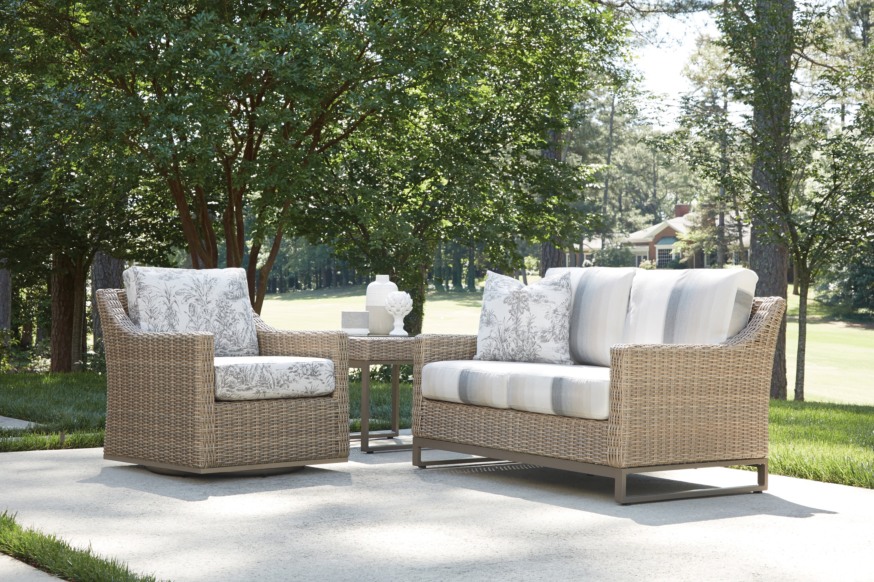 Lloyd Flanders Milan Woven Vinyl Loveseat