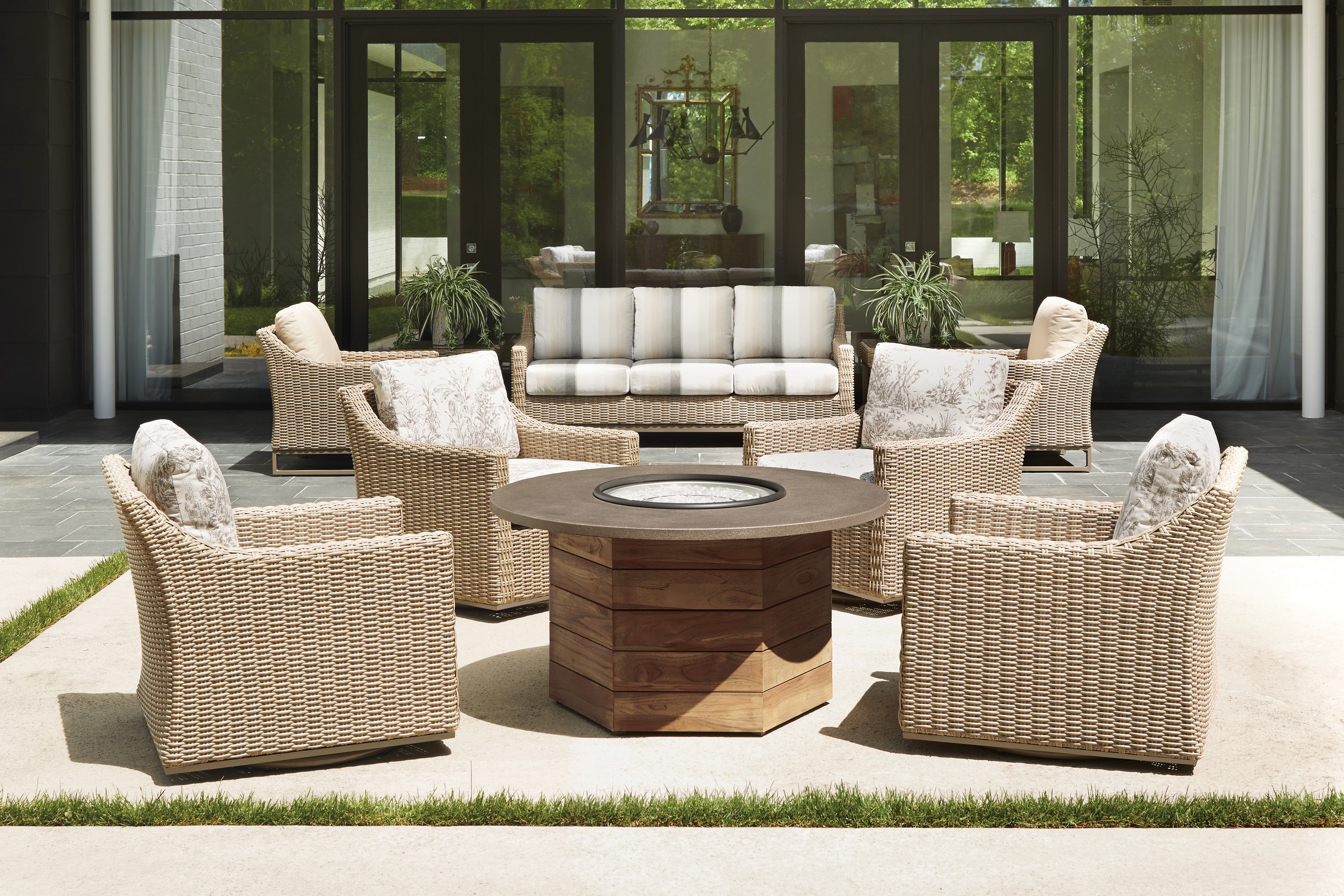 Lloyd Flanders Milan Woven Vinyl Swivel Glider Lounge Chair