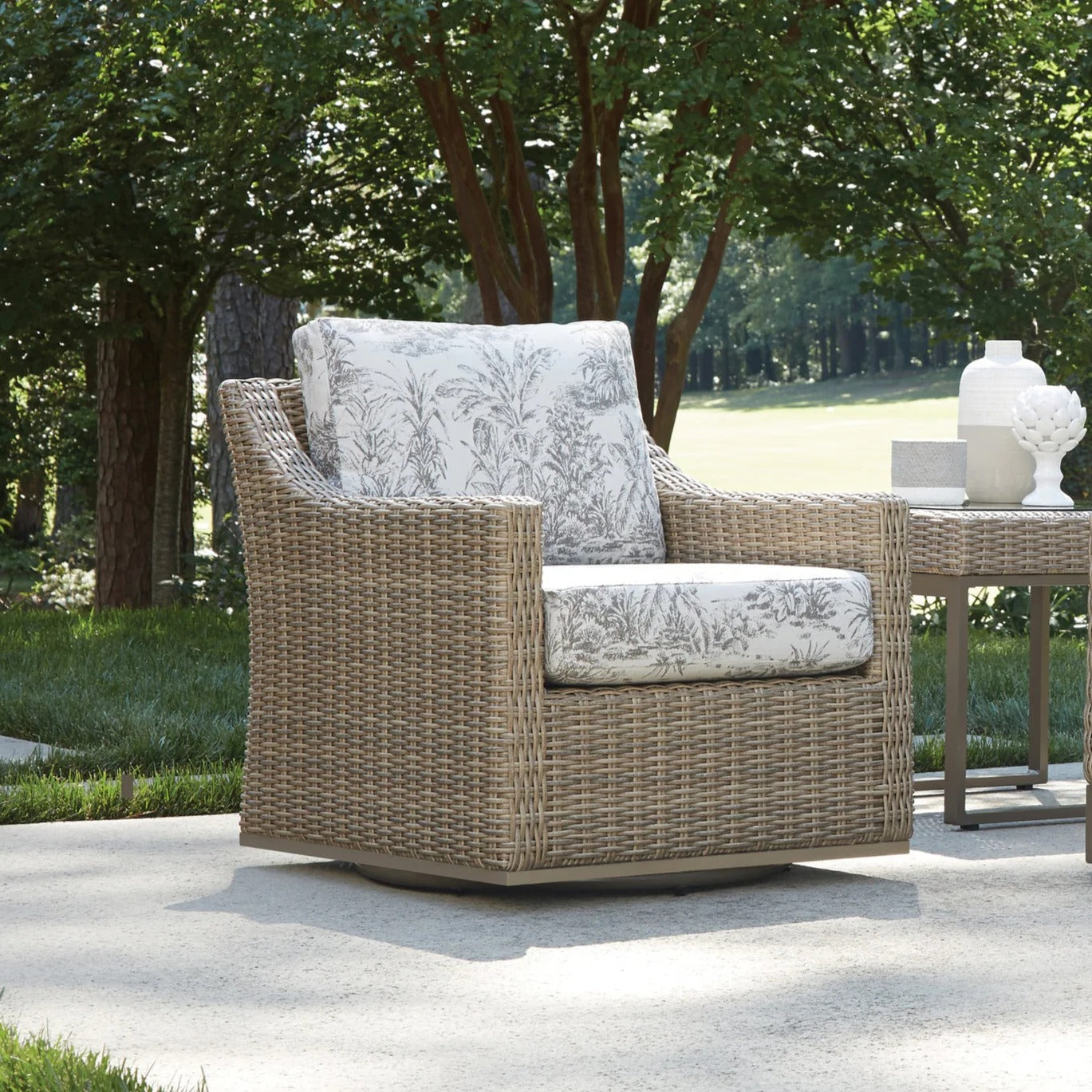 Lloyd Flanders Milan Woven Vinyl Swivel Glider Lounge Chair