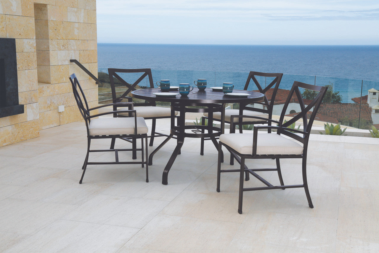 Sunset West La Jolla 48" Round Dining Table With Dining Chairs